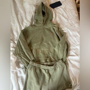 Aritzia TNA Green Hoodie and Sweatpants Set cozy fleece perfect fit